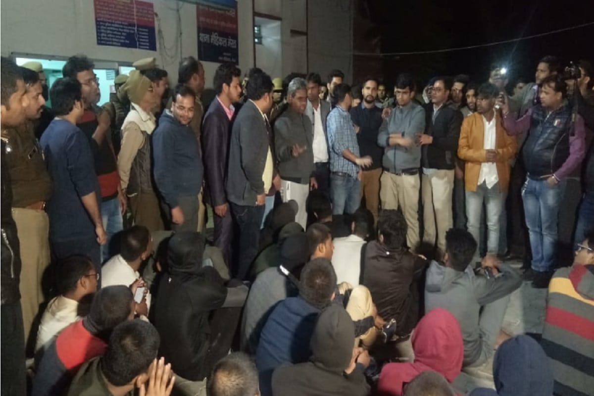 Fight between in advocates and doctors in medical college at Meerut