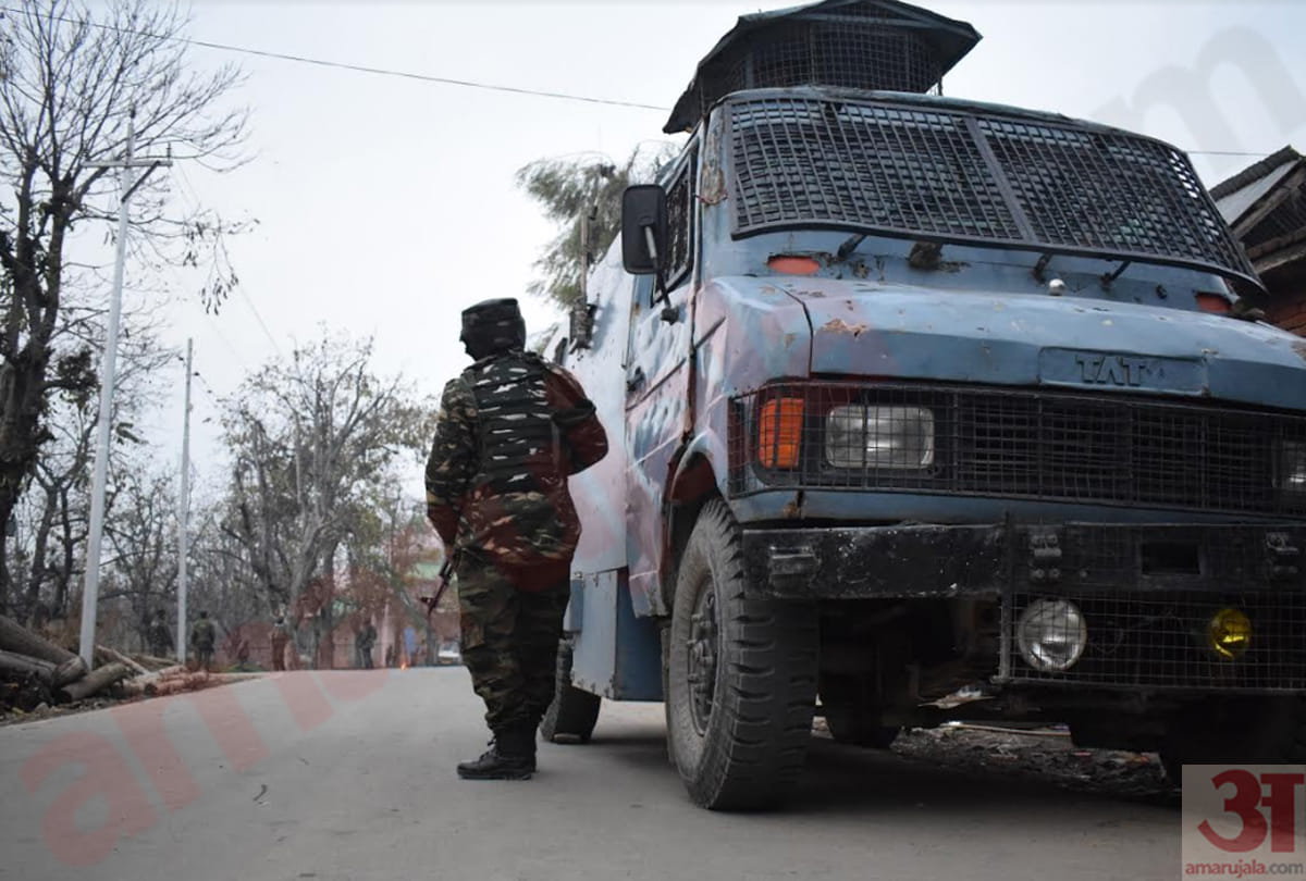 kashmir pulwama encounter photos, two militants killed in pulwama encounter, live encounter photos