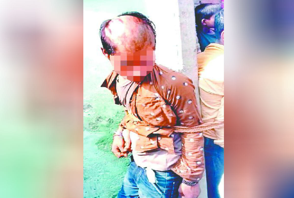 Mobs beaten the two youths tied to a pole in agra