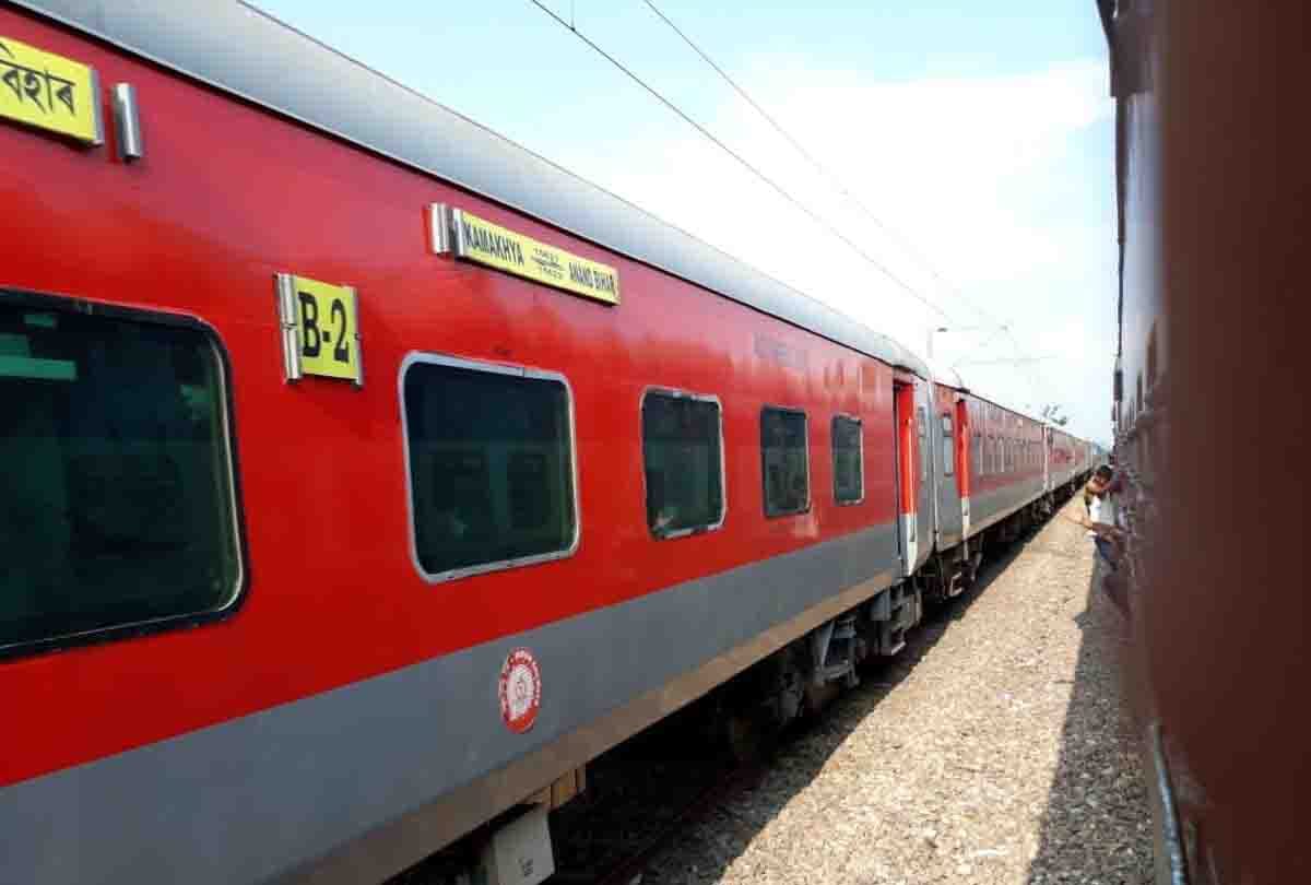 Ladder collided with Kamakhya Express between Farrukhabad-Fatehgarh railway station