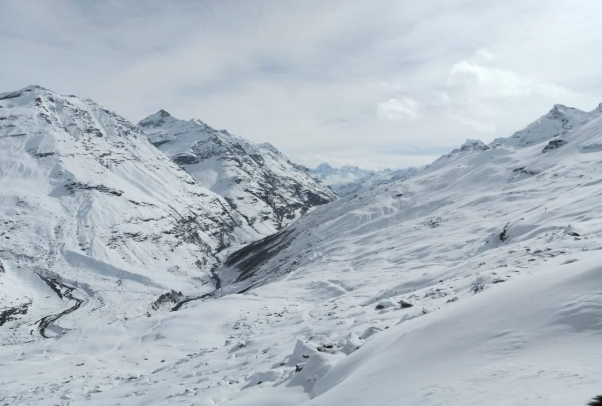 Nine people crossed 13050 feet high Rohtang Pass on foot