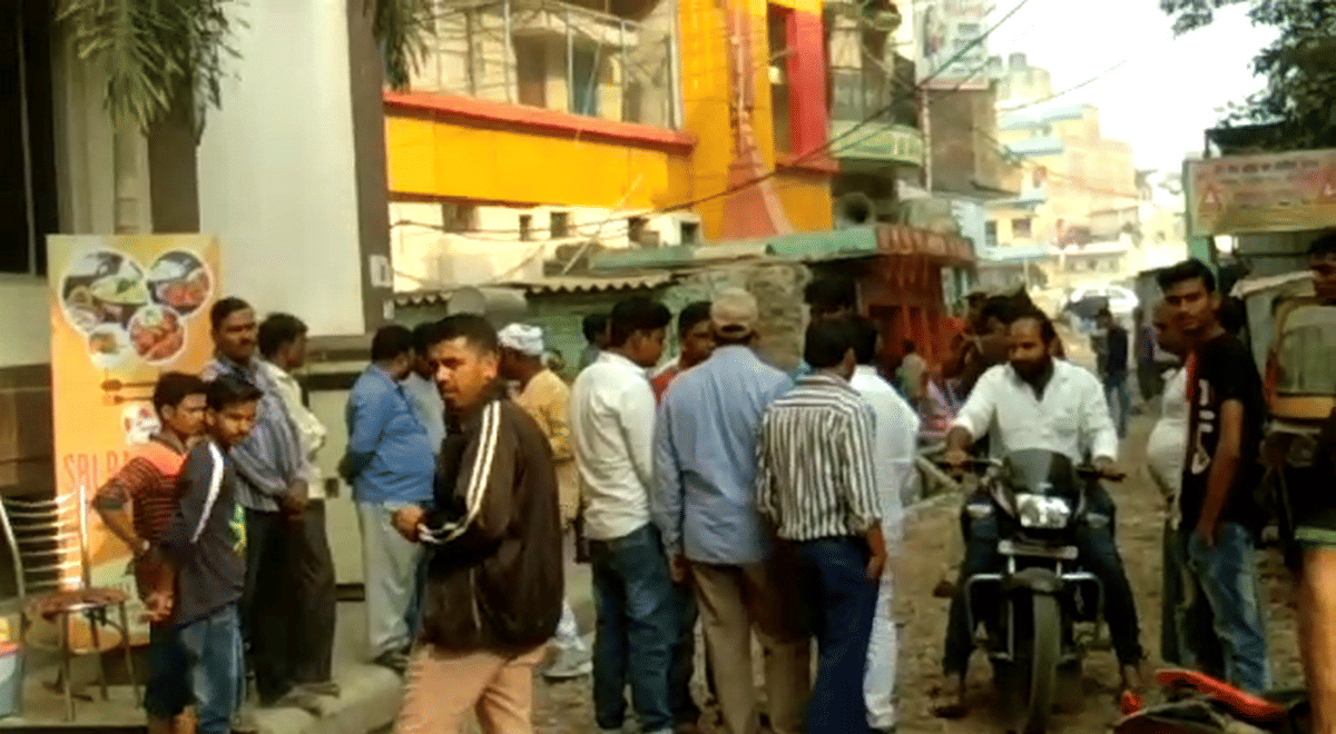 Husband escaped after murder his wife in sigra varanasi
