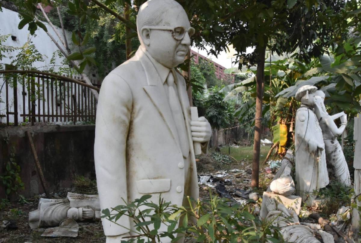 idols of great people broken in Lucknow from decades.