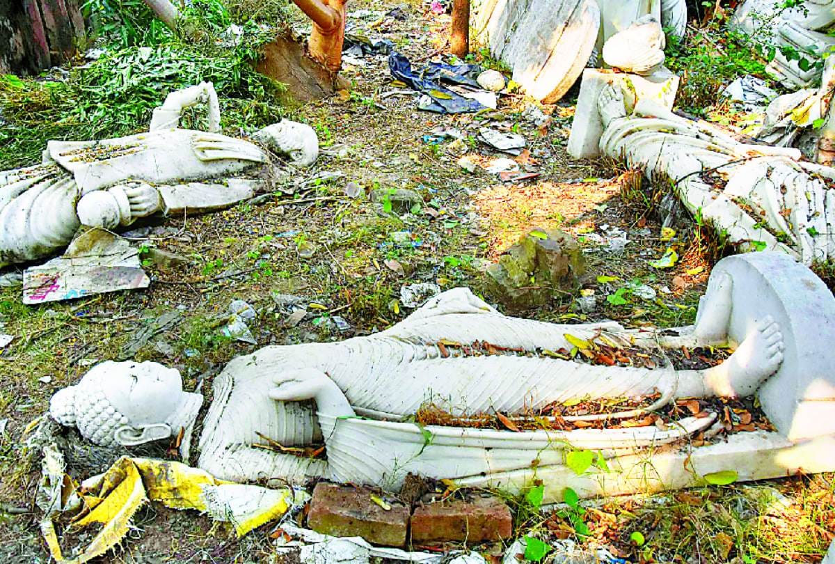 idols of great people broken in Lucknow from decades.