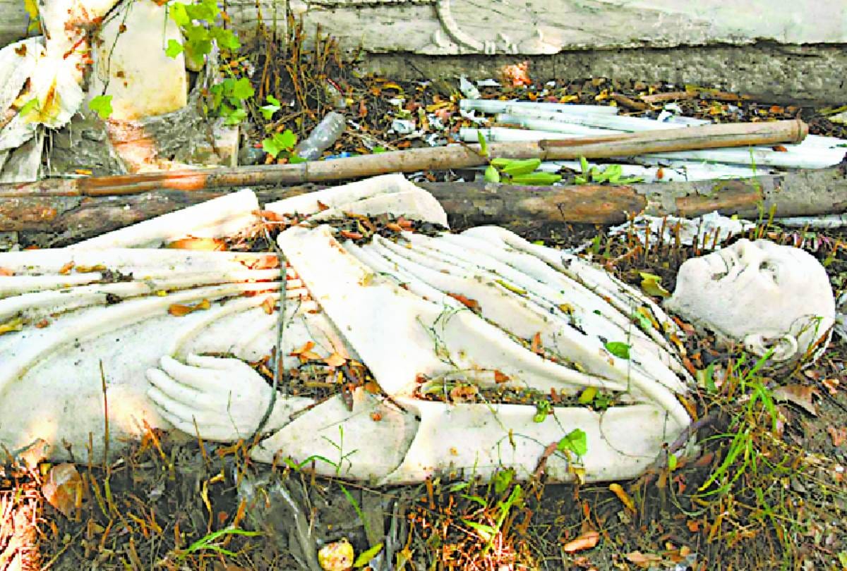 idols of great people broken in Lucknow from decades.