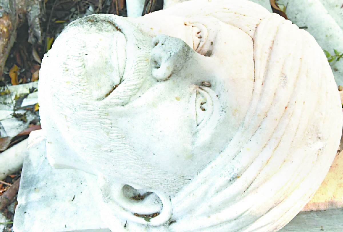 idols of great people broken in Lucknow from decades.