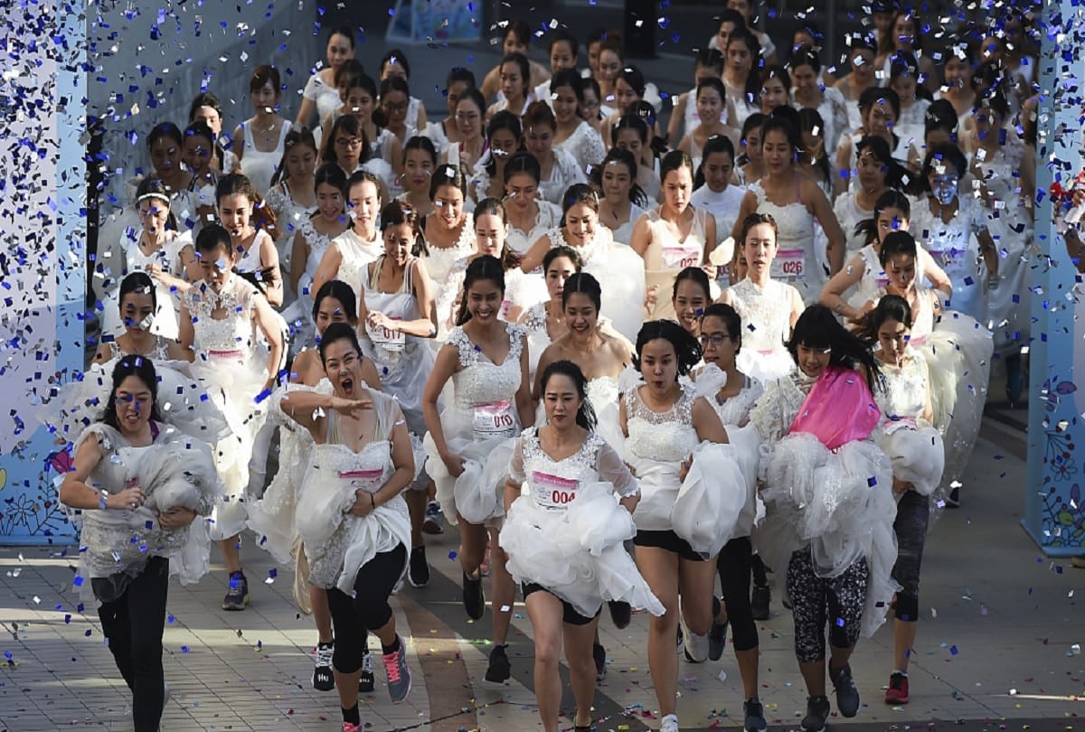300 brides participated in the running event in hopes of winning wedding package in Thailand