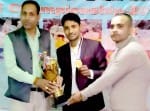 यूरोप में विश्व चैपिंयनशिप में रजत पदक से सम्मानित करते अतिथिगण।