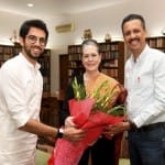 सोनिया को न्योता सौंपते हुए आदित्य ठाकरे
