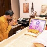 Uddhav Thackeray praying to his late father Bala Saheb Thackeray