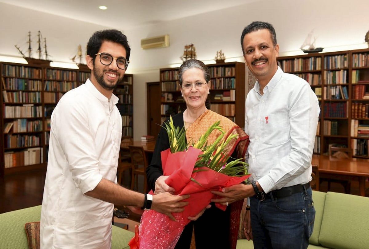 Shiv Sena Aditya Thackeray invites Congress President Sonia Gandhi and Manmohan to take oath