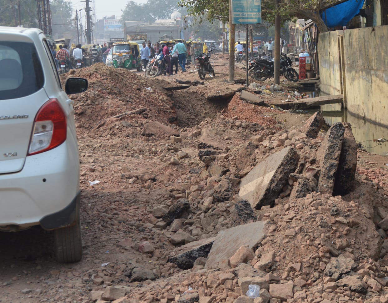 Hathras: Pole and dustbin damaged during power line shifting