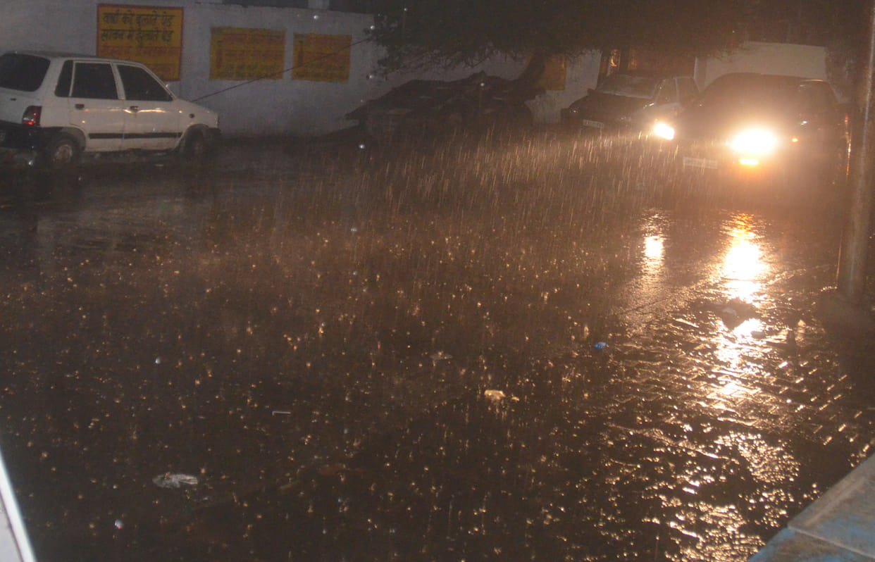 raat tak hoti rahi barish thand badhi