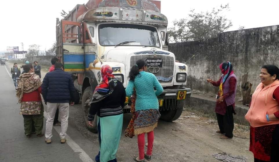 Women stopped the garbage vehicle at the plant gate