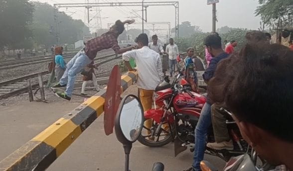 man do stant on reilwe gate