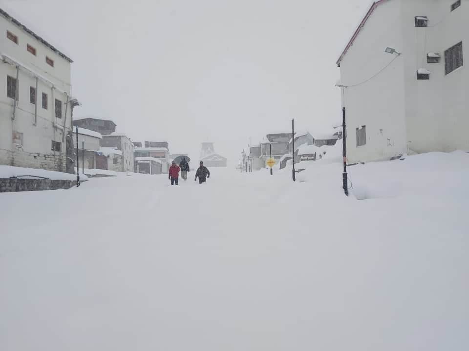Heavy Snowfall in Auli Tourist Happy to see Snow see awesome photos