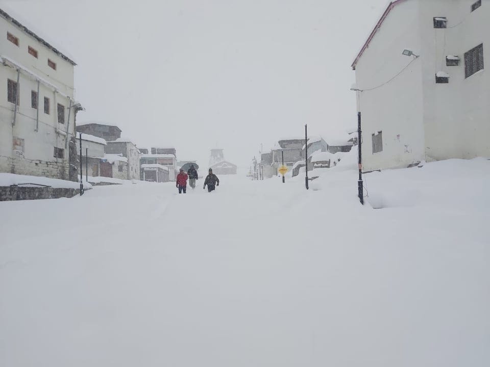 Heavy Snowfall in Auli Tourist Happy to see Snow see awesome photos