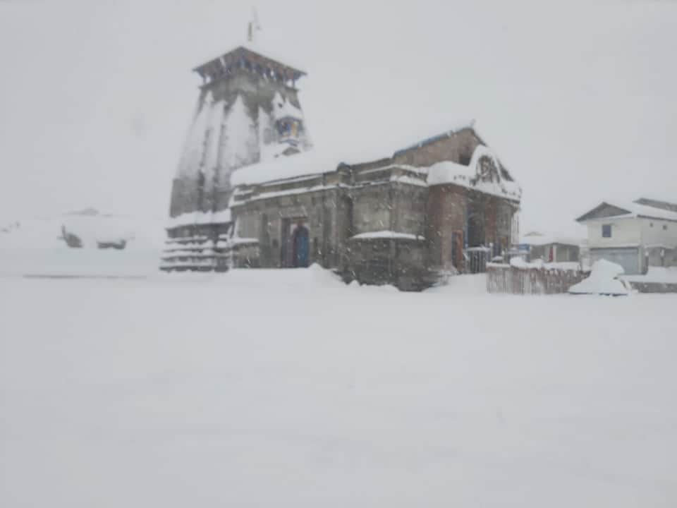 Heavy Snowfall in Auli Tourist Happy to see Snow see awesome photos