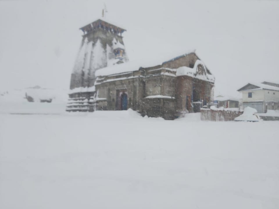 Heavy Snowfall in Auli Tourist Happy to see Snow see awesome photos