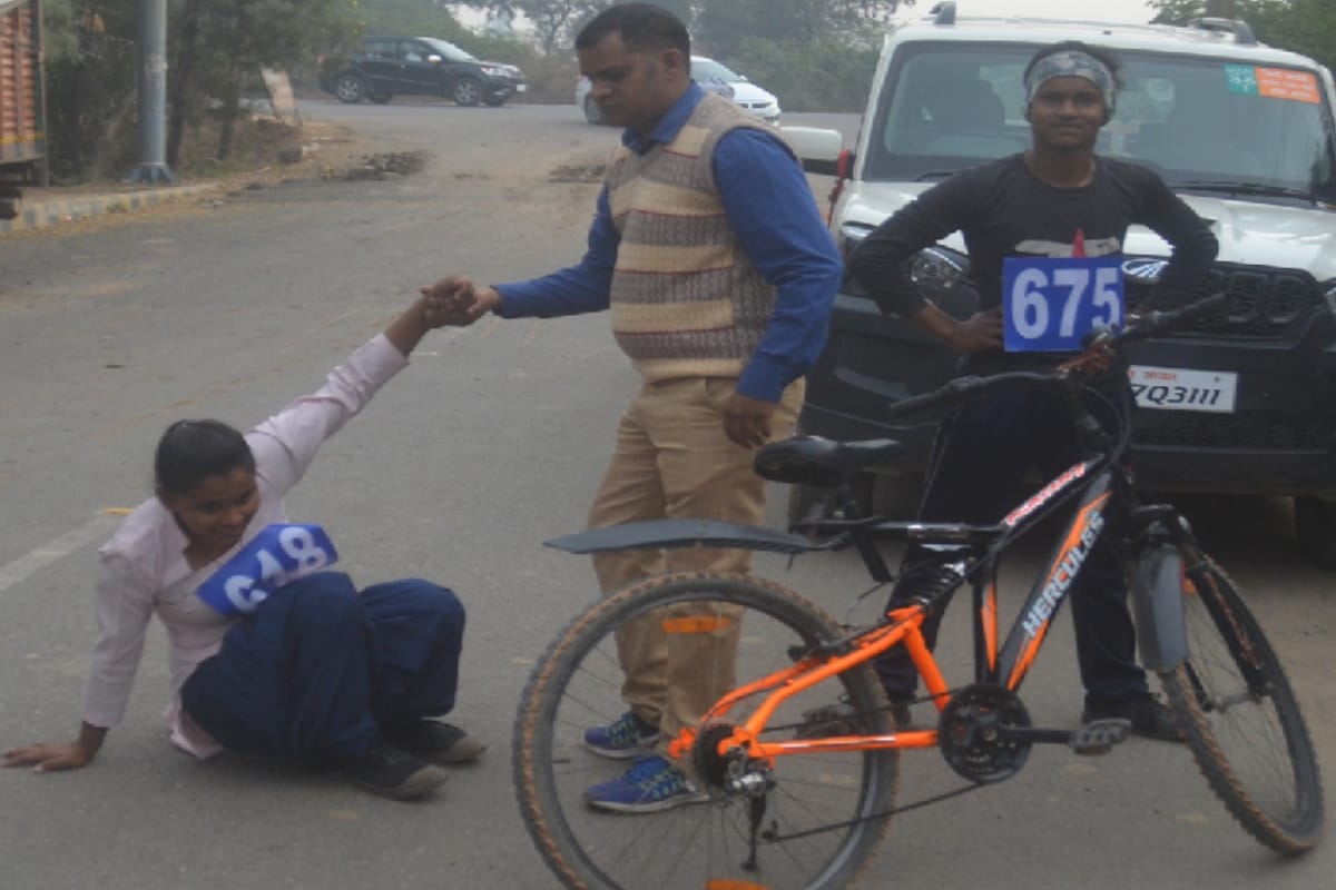 Girl students got injured in Cycle Race organized on Samvidhan divas in Baghpat