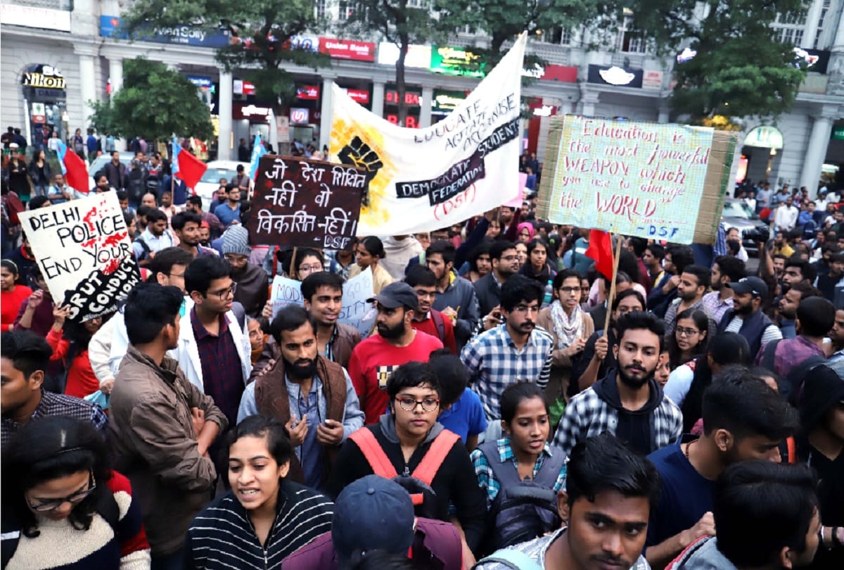 JNU Students form human chain to protest fee hike at connaught place
