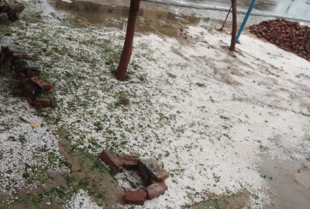 delhi ncr weather changes rains lashes in some parts mercury dips pollution at moderate level