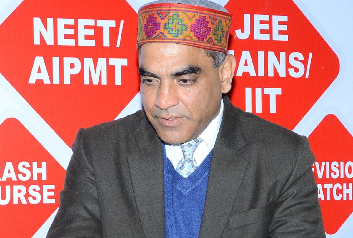 Principal secretary education KK Pant angry over poor quality of smart uniform