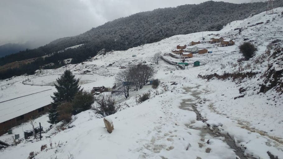 Heavy Snowfall in Auli Tourist Happy to see Snow see awesome photos