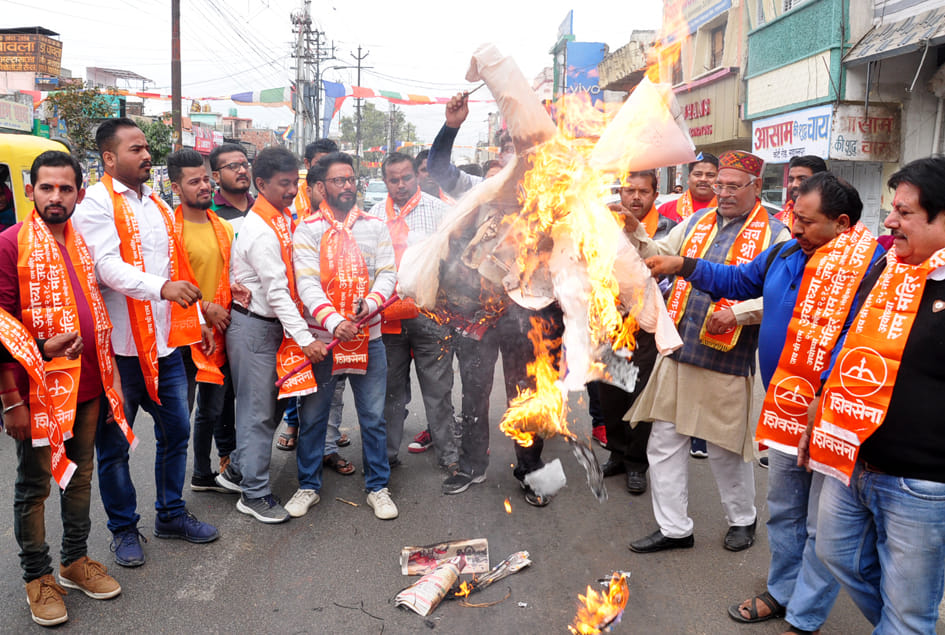 Shiv Sainiks burnt effigy of Development Authority