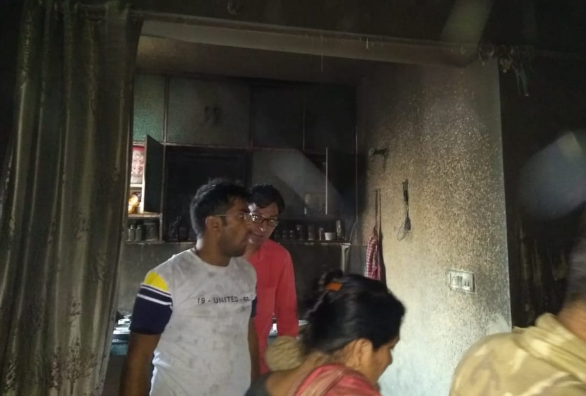 ghaziabad laptop in sleep mode catch fire spread in flat engineer save life standing between pillars