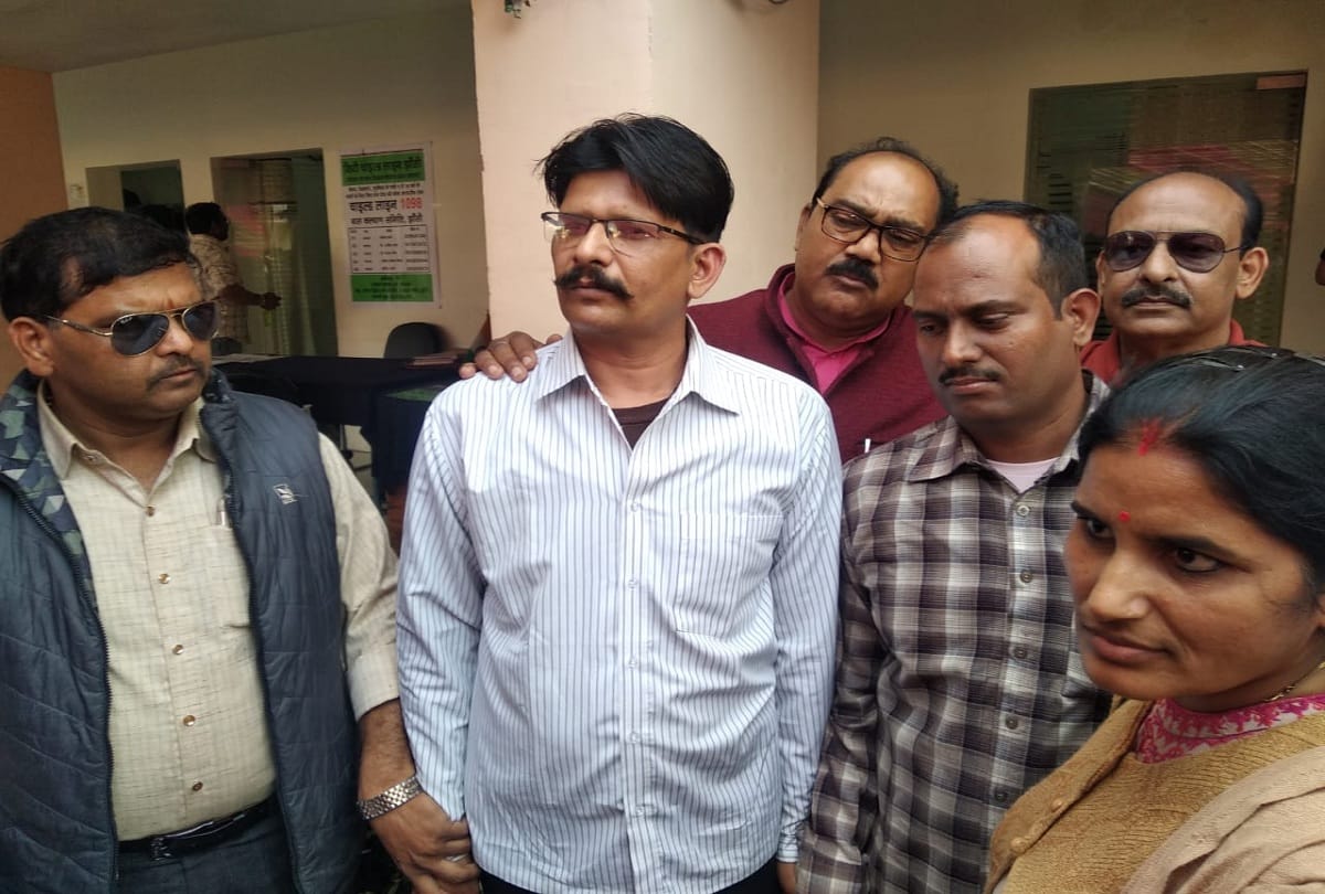 Jhansi lekhpal caught red handed taking bribe corruption news