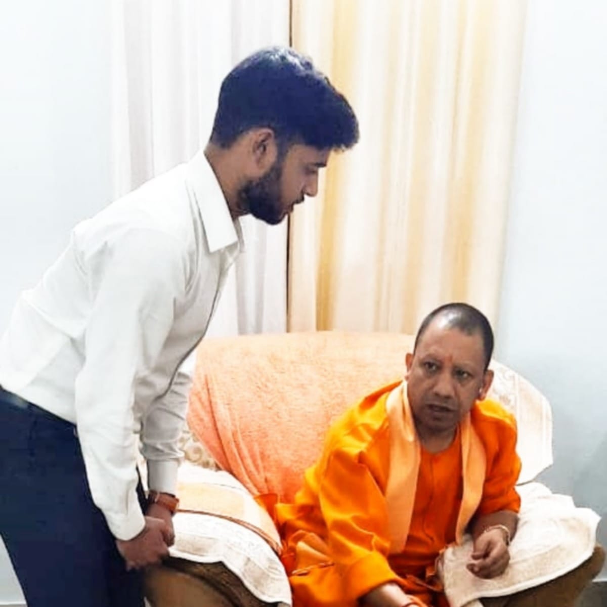 Mountaineer Manoj yadav meet pm modi on his varanasi tour want to climb mount evreste