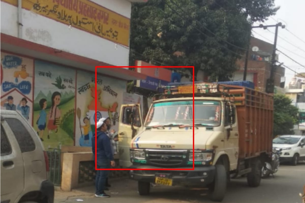 man was blowing truck horn by seeing a girl at her balcony in Meerut, sent to police station