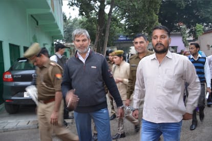 आरोपियों को ले जाती पुलिस