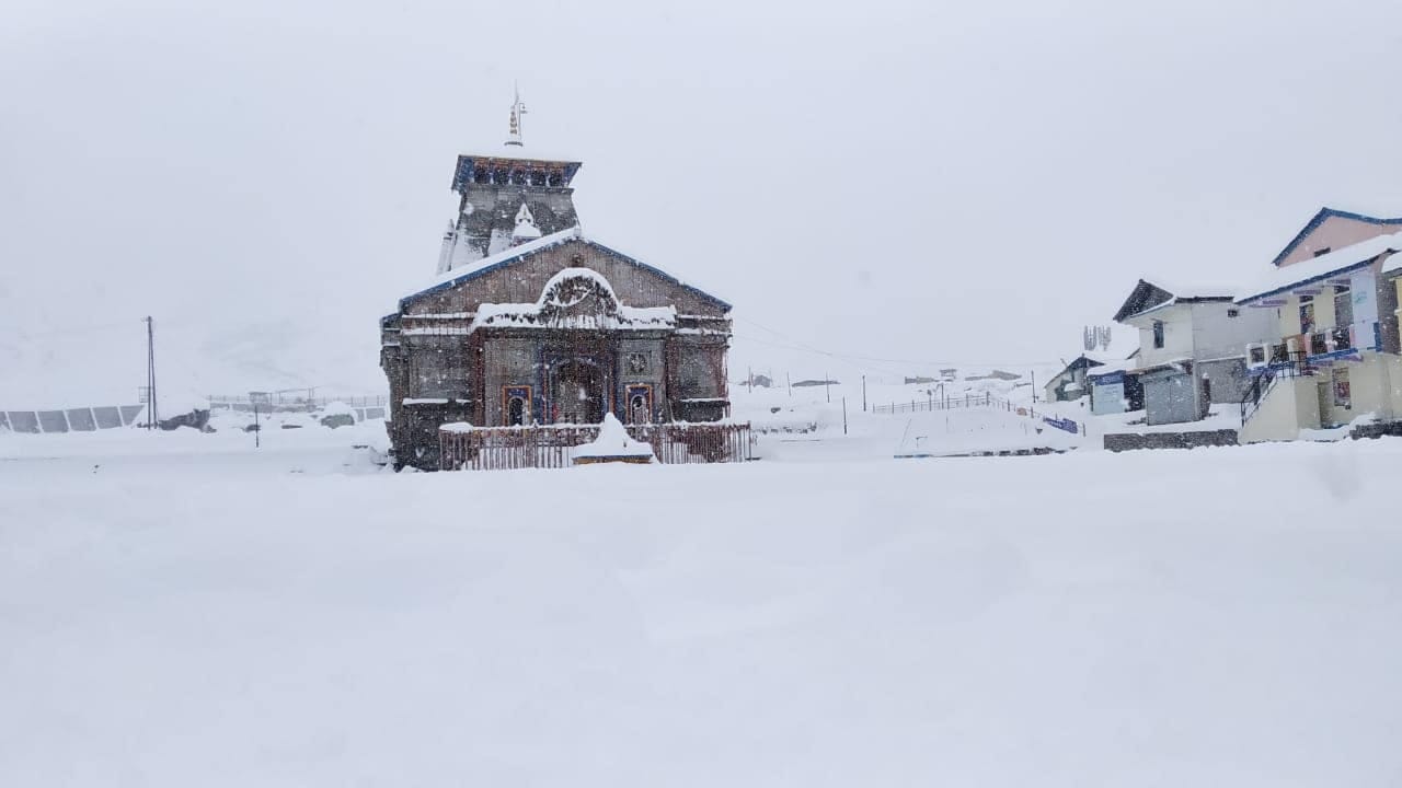 Badri-Kedardham covered with snow white sheet photos