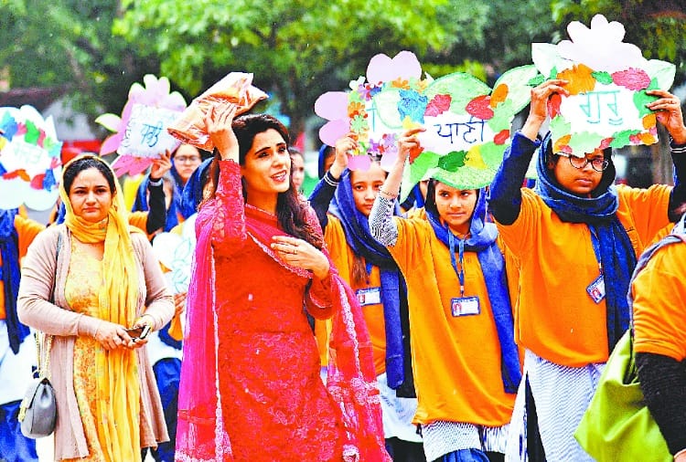 550 students marched in the Plaza Market