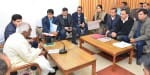 परिधि गृह हमीरपुर में अधिकारियों के साथ बैठक करते राज्यपाल।
