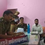 घटना की जानकारी लेते पुलिस अधिकारी