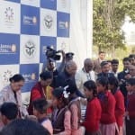 अक्षय पात्र में बच्चों को भोजन प्रसाद परोसते राष्ट्रपति, राज्यपाल व मुख्यमंत्री