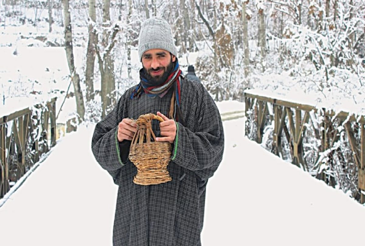 kangri kashmir fire pot that keeps people warm during winter