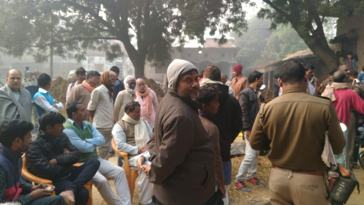15000 prize punk were caught by the people, entered into the house with the intention of stealing
