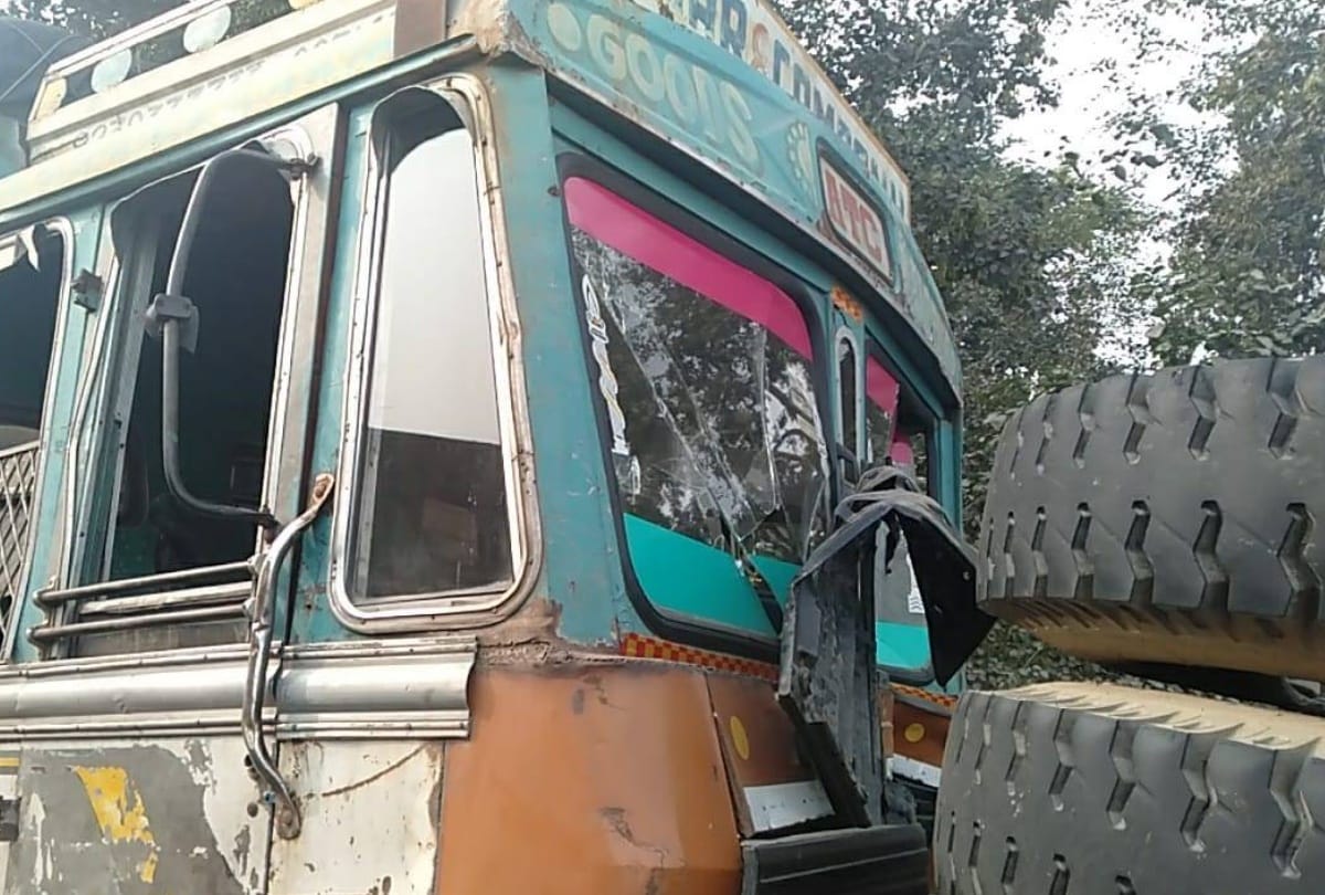 Ayodhya: Truck hit the car, husband died, wife and child injured.