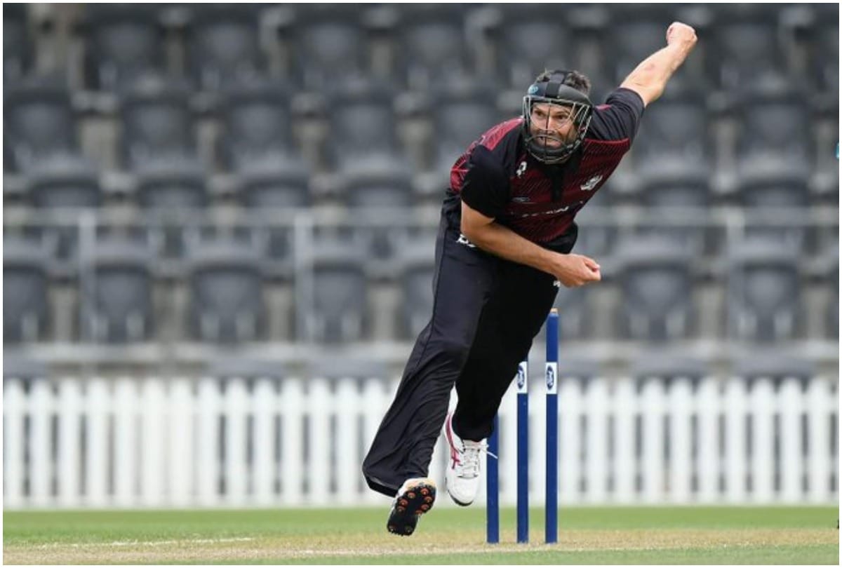 New Zealand cricketer Andrew Ellis wears helmet while bowling