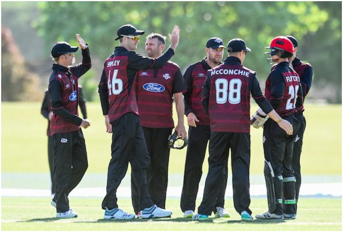 New Zealand cricketer Andrew Ellis wears helmet while bowling