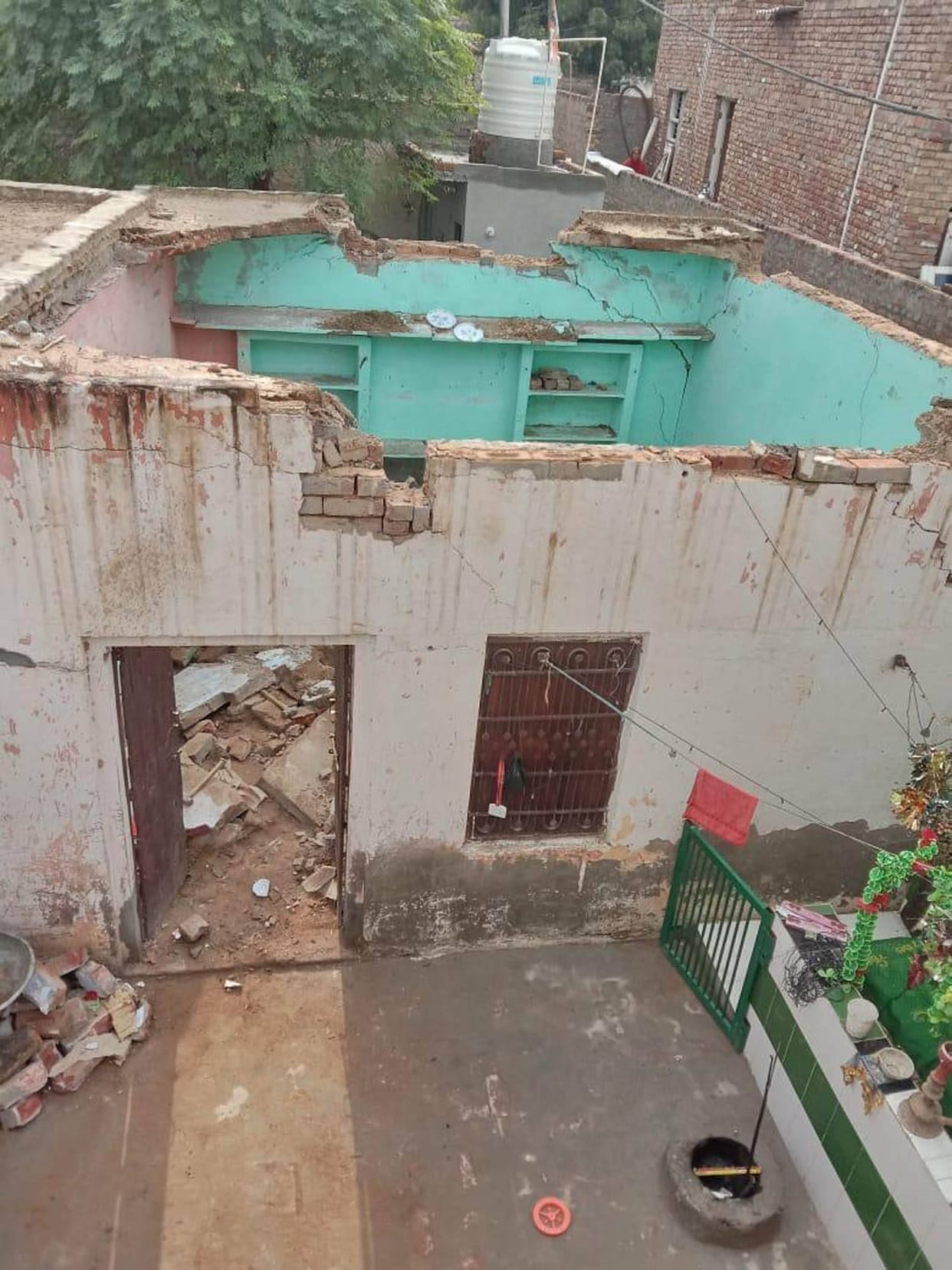 The roof of the house collapsed due to rain, the family narrowly escaped, fatehabad