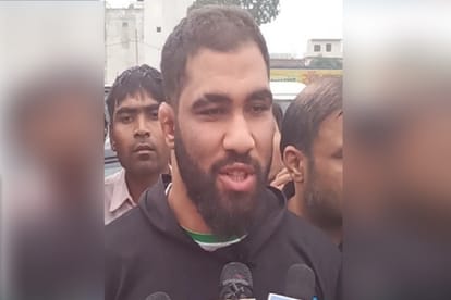 Indian Varun has won and Iranian wrestlers could not complete their challenge in wrestling