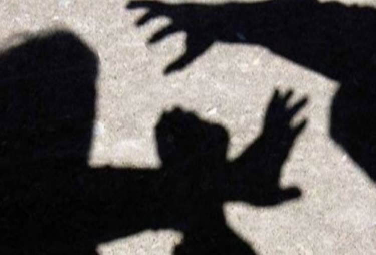 husband of pradhan beaten a villager in front of officer in sultanpur