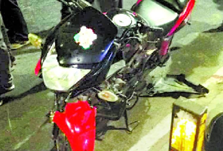 two bike riders died in an accident in kakori