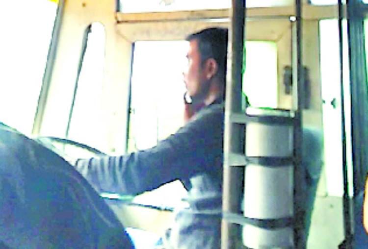 driver ran bus for 10 kilometers while talking on mobile
