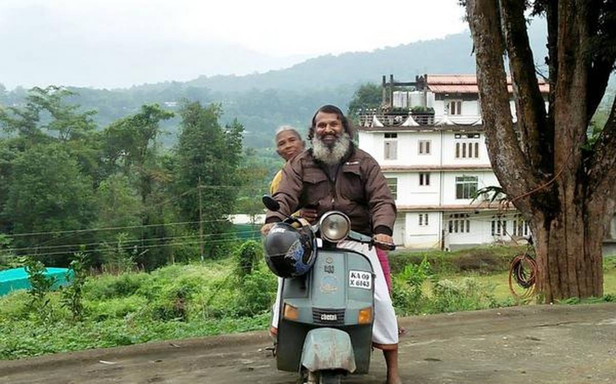 Mahindra & mahindra group chairman Anand Mahindra gifted a vehicle to rikshawala for mahindra logo